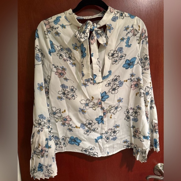 English Factory Magnolia Print Pleated Bell Sleeve Blouse Sz Sm NWT - Picture 6 of 7